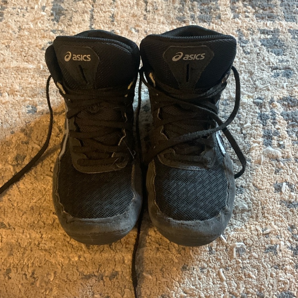 ASICS wrestling shoe youth size 3 black/white